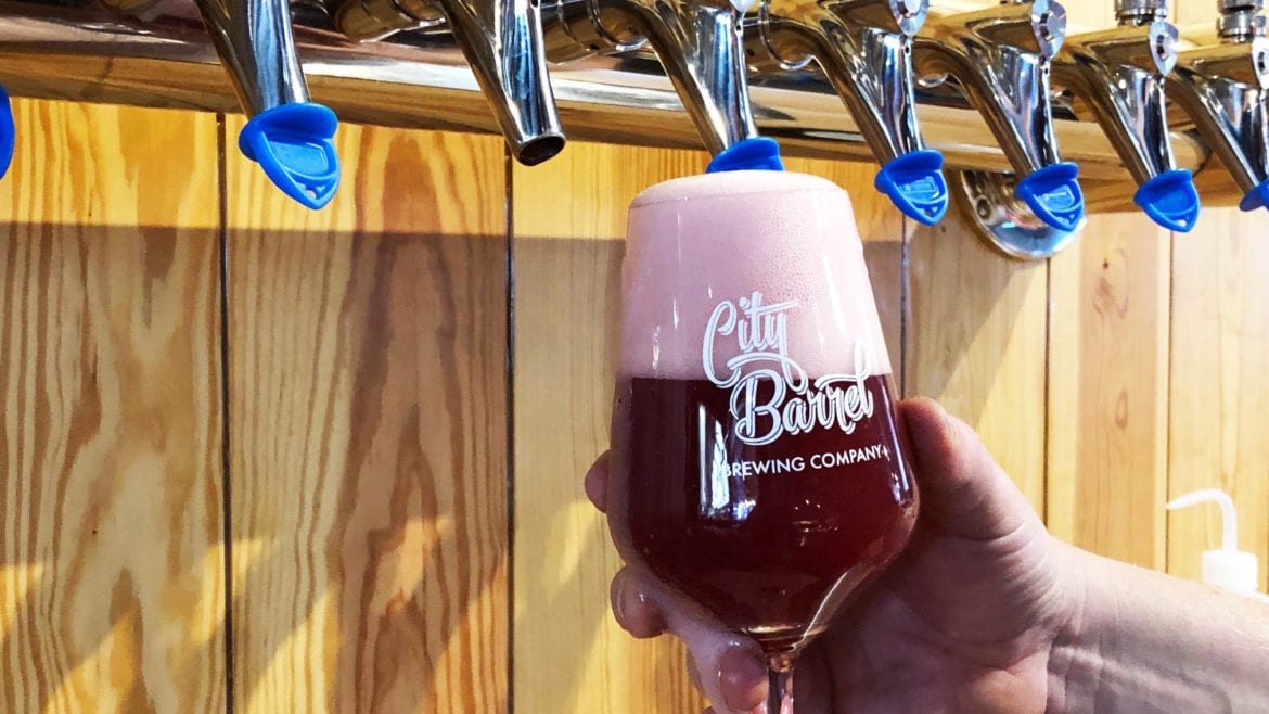 上等啤酒是一种半甜的啤酒，它的粉红色来自覆盆子、蓝莓和蔓越莓。
