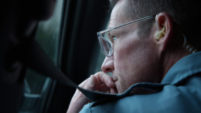 堪萨斯城的一名警官在巡逻时从车窗向外张望。