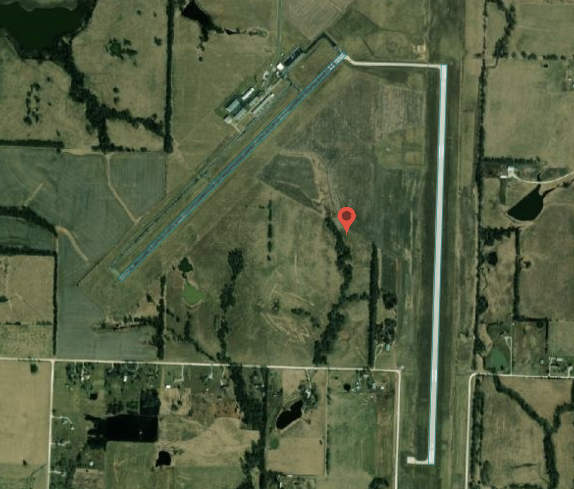 这张Arial照片显示了绿色田野中两条长长的跑道。