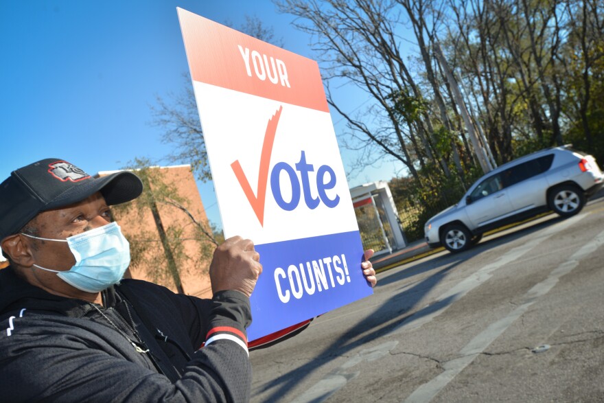2020年11月3日，自由公司的肯尼斯·福特(Kenneth Ford)在堪萨斯城斯沃普公园路(Swope Parkway)和展望大道(Prospect Avenue)的交叉口鼓励人们投票。