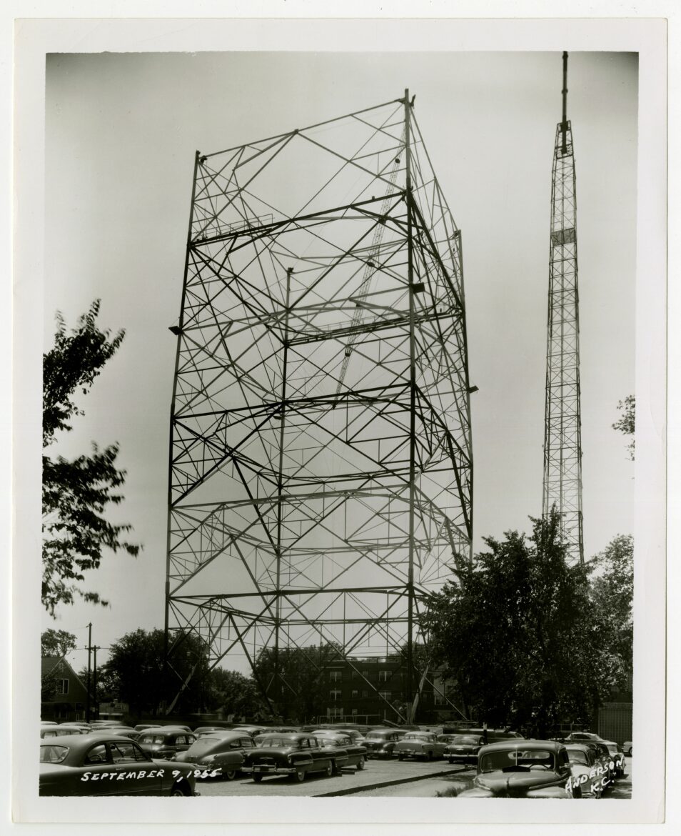 这是正在建造中的kcmo电视塔。(密苏里谷室特别收藏| KC图书馆)