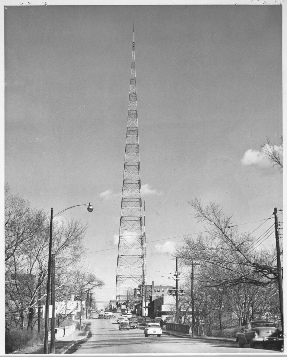 这座塔在1956年竣工后的样子。(密苏里谷特别珍藏| KC公共图书馆)