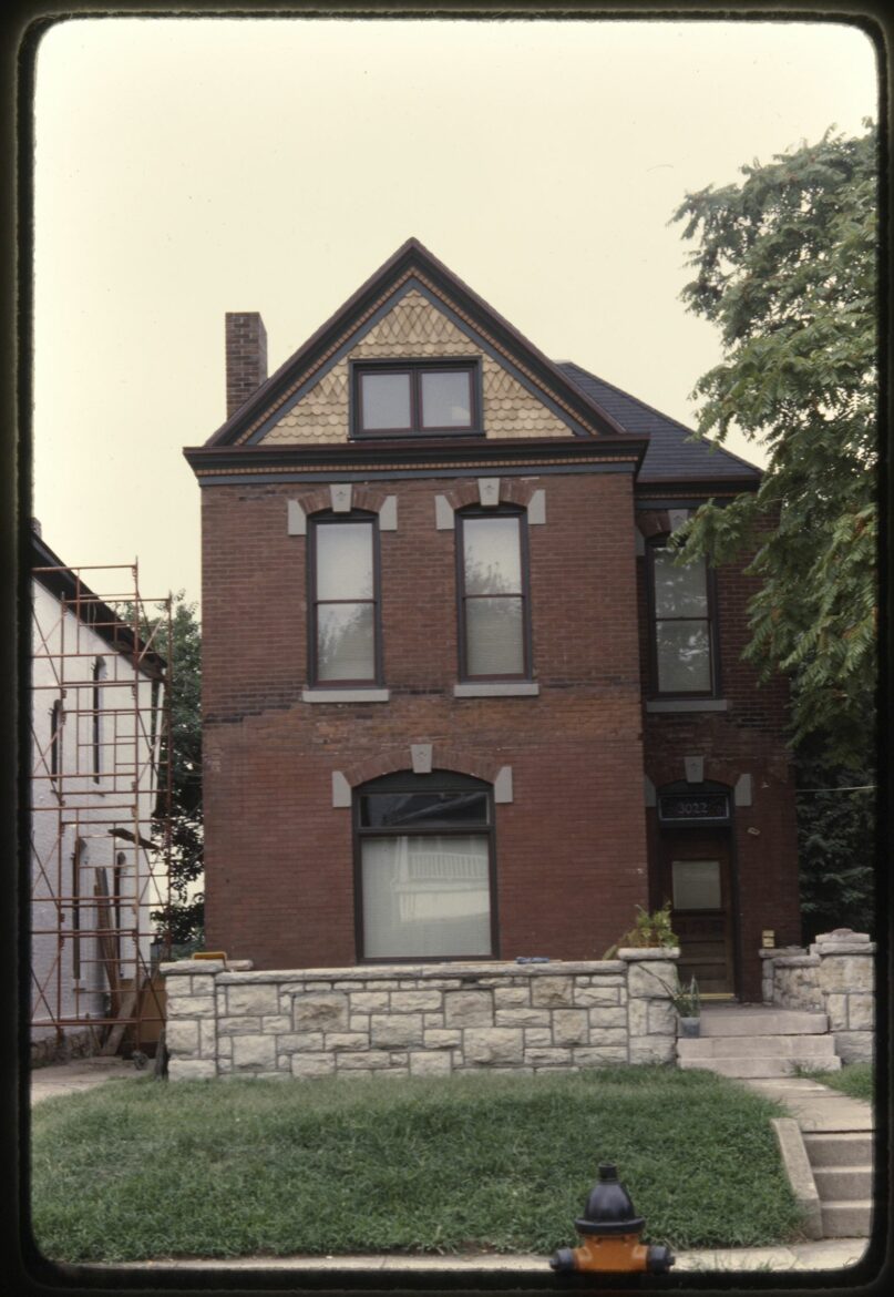 这座住宅位于格兰大道3022号。根据图书馆档案，“这座房子，以原主人的名字被称为约瑟夫·a·斯特林格住宅，建于1889年左右，在拍摄这张照片前后经历了重大翻修。”(密苏里谷房间特别收藏)