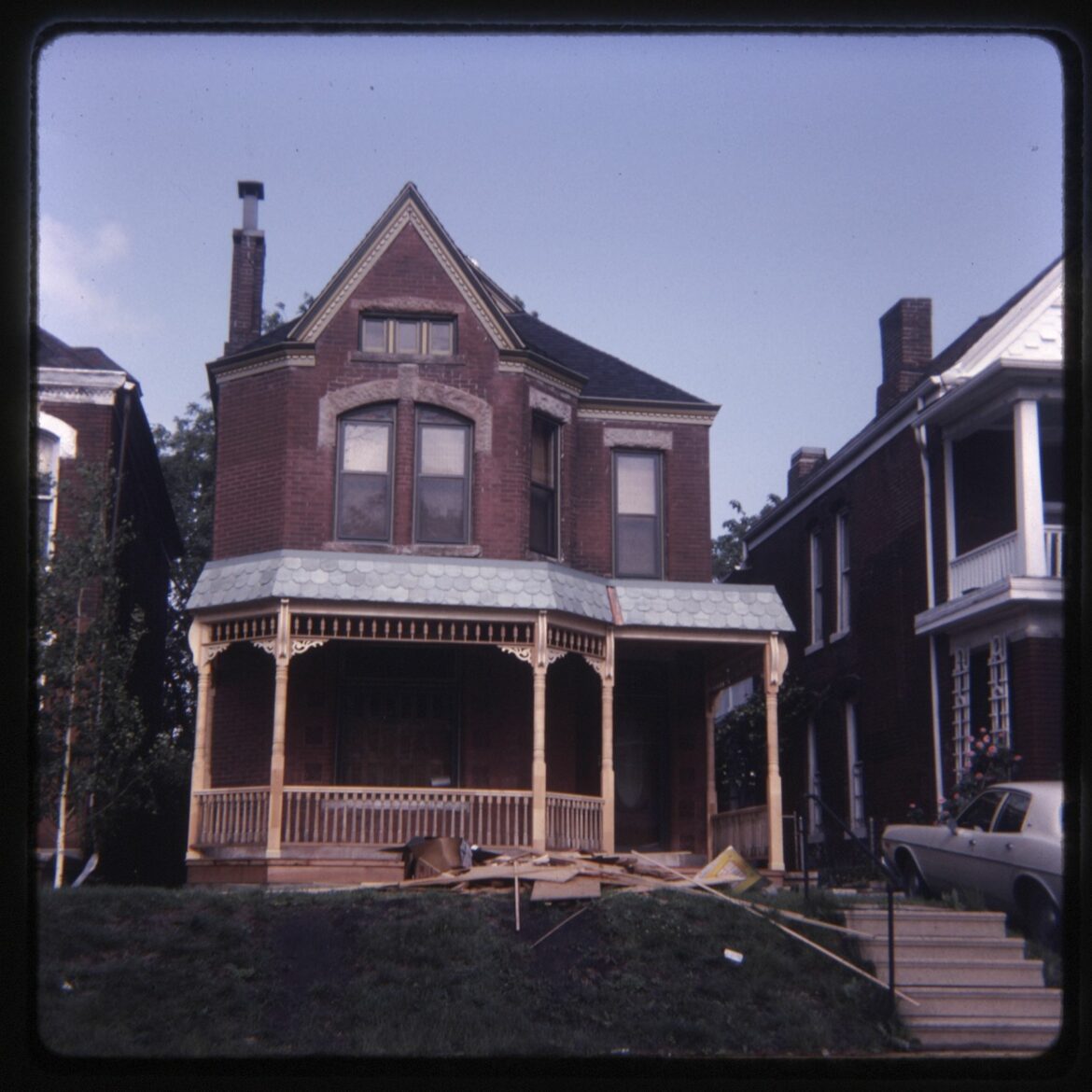 照片摄于20世纪80年代初，根据图书馆记录，这座位于格兰德大道3030号的住宅“建于1889年左右，以原主人的名字被称为克莱顿·j·贝尔住宅”。(密苏里谷房间特别收藏)
