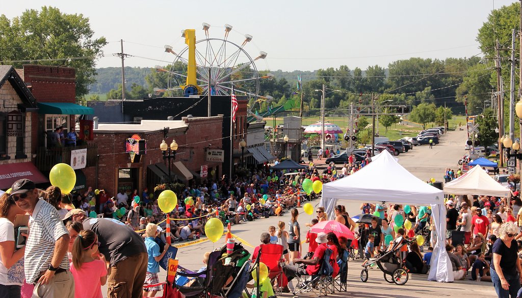 Parkville Days Parade拥挤的街道