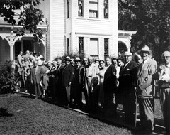哈里·杜鲁门“D炮台”的成员们守候在这位前总统位于独立镇的住宅外，迎接他们的前队长。