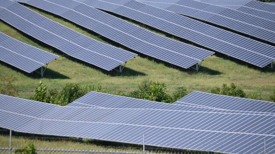 太阳能电池板安装在密苏里州独立市S. Hardy大道和E. 28街附近一个50英亩的住宅区的一部分。他们为独立电力和照明公司提供电力，并生产4兆瓦的电力。拟议中的West Gardner项目占地2000英亩，发电量320兆瓦。