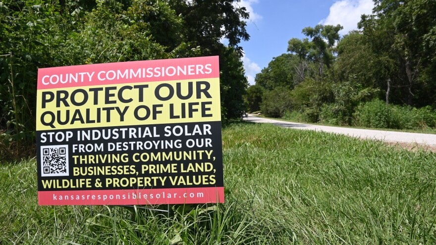 约翰逊县的乡间到处可见抗议太阳能发电厂的标语。这个在埃哲顿附近的北400路上。