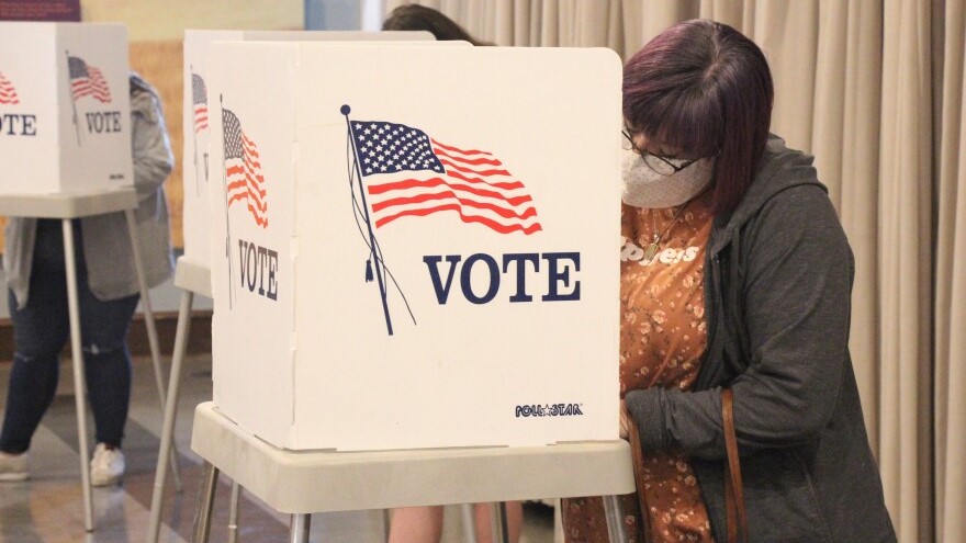 选民们在劳伦斯市中心的一个投票站投票。