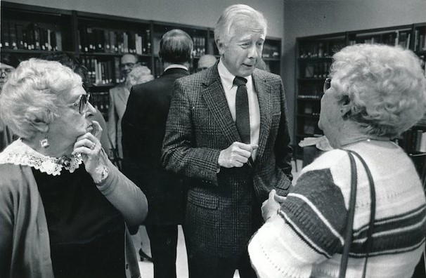 在1987年的一次招待会上，大卫·麦卡洛混入了杰克逊县历史协会的成员。