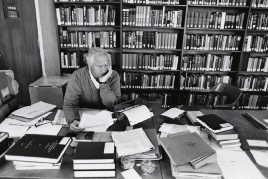 1987年，作家大卫·麦卡洛(David McCullough)访问了杜鲁门图书馆，他花了10年时间研究并撰写了1992年的哈里·杜鲁门传记。今天，图书馆工作人员建议，目前的国家档案馆协议不允许研究室的桌子如此杂乱。