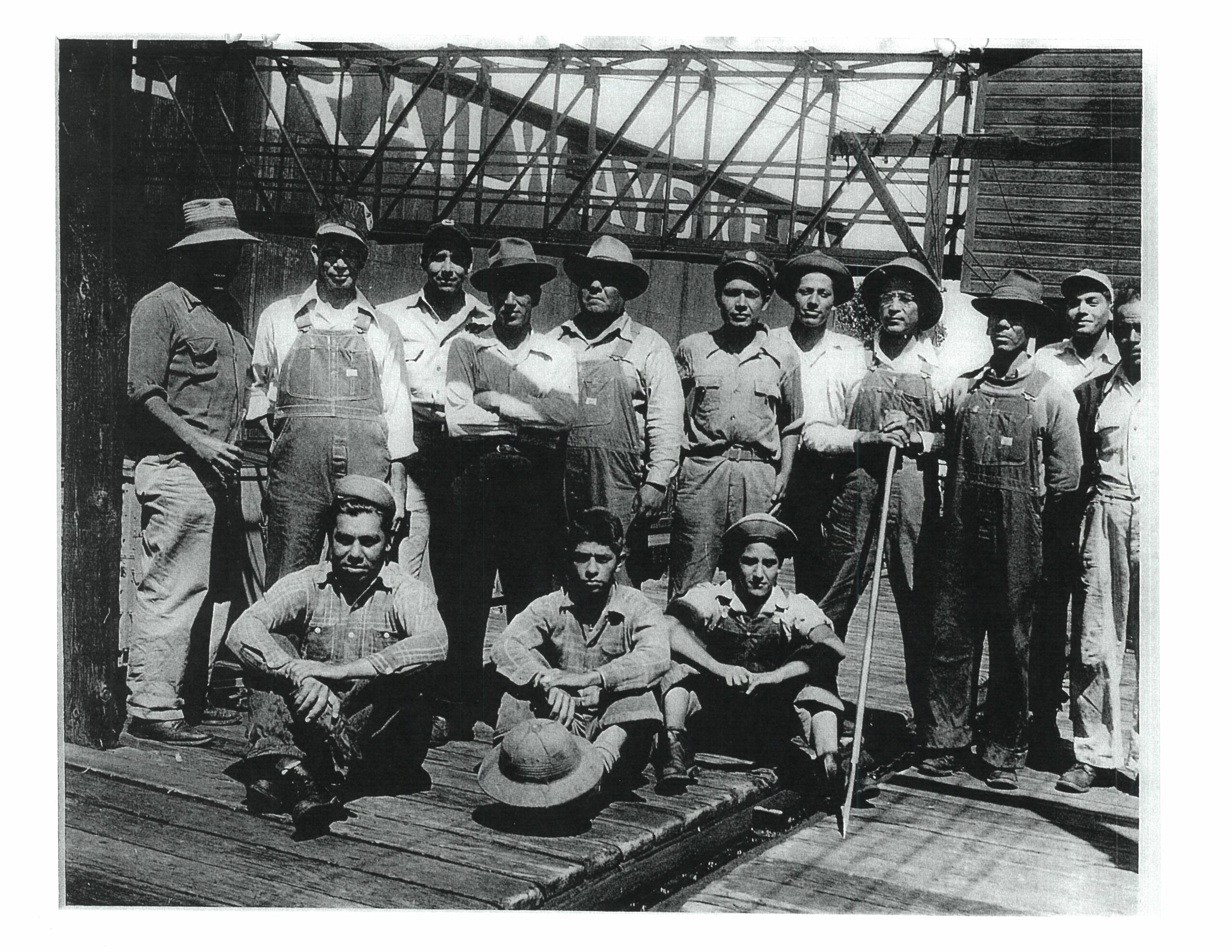 圣达菲铁路公司的一群工人。有些人年仅14岁，照片中的大多数人是在20世纪30 - 40年代从墨西哥移民来找工作的。(图片来源:Quiroga Family)