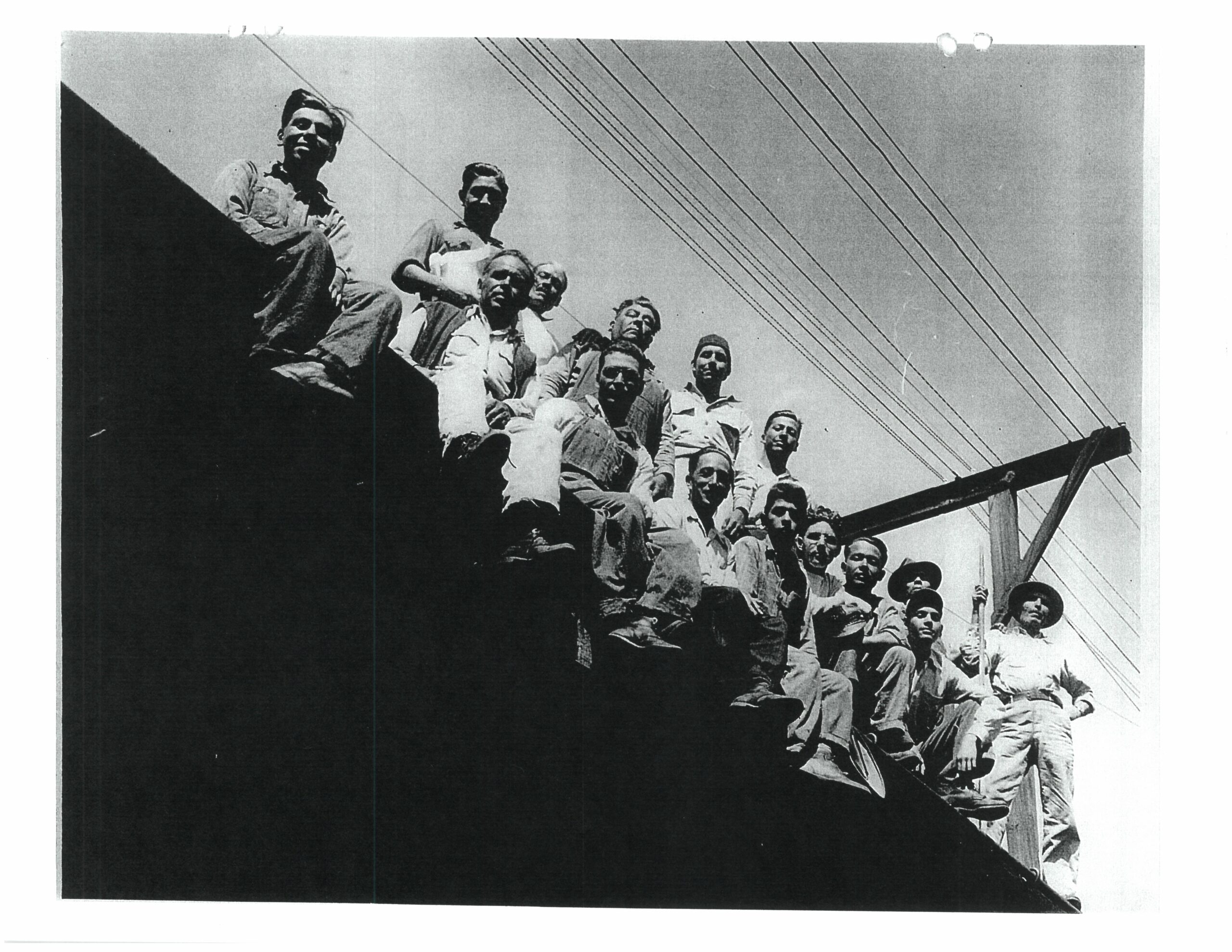 铁路工人坐在铁路顶上。(图片来源:Quiroga Family)