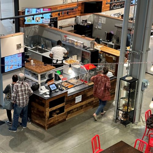 在Lenexa公共市场俯瞰非洲梦想美食。