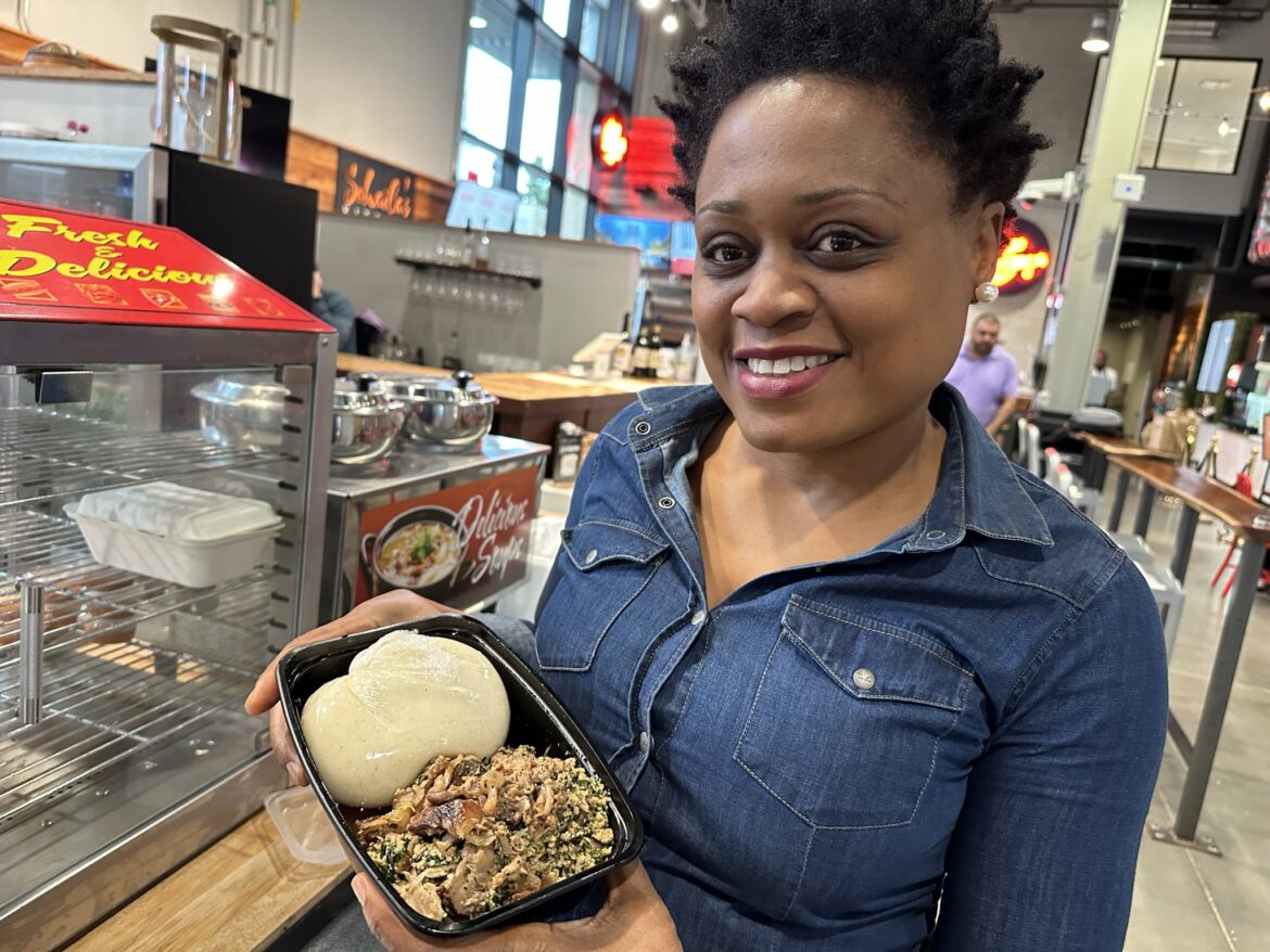 Stella Musongong展示了她的西非主食fufu。