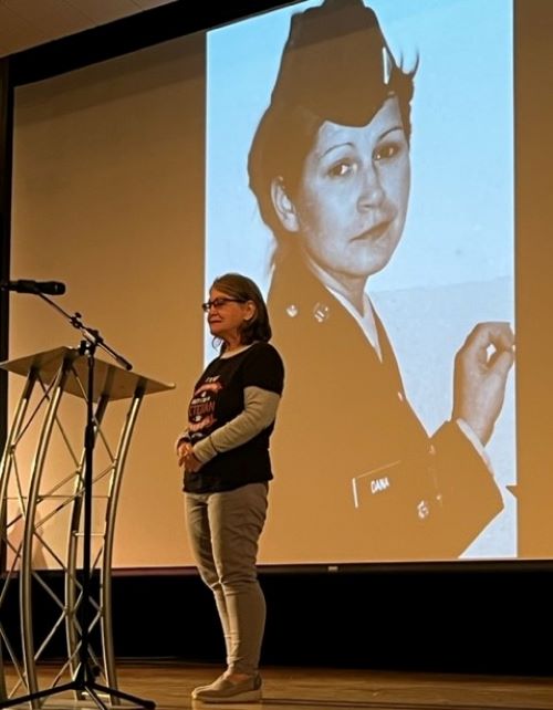 Katherine Iwatiw Menges在最近的“老兵读者剧场”上读了她的故事，描述了1984年一个德国酒店职员不相信她是一名陆军战地医疗兵。(布莱恩·伯恩斯|《平地》)